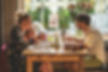 Junge Familie mit Mädchen beim Abendessen im Restaurant Libelle
