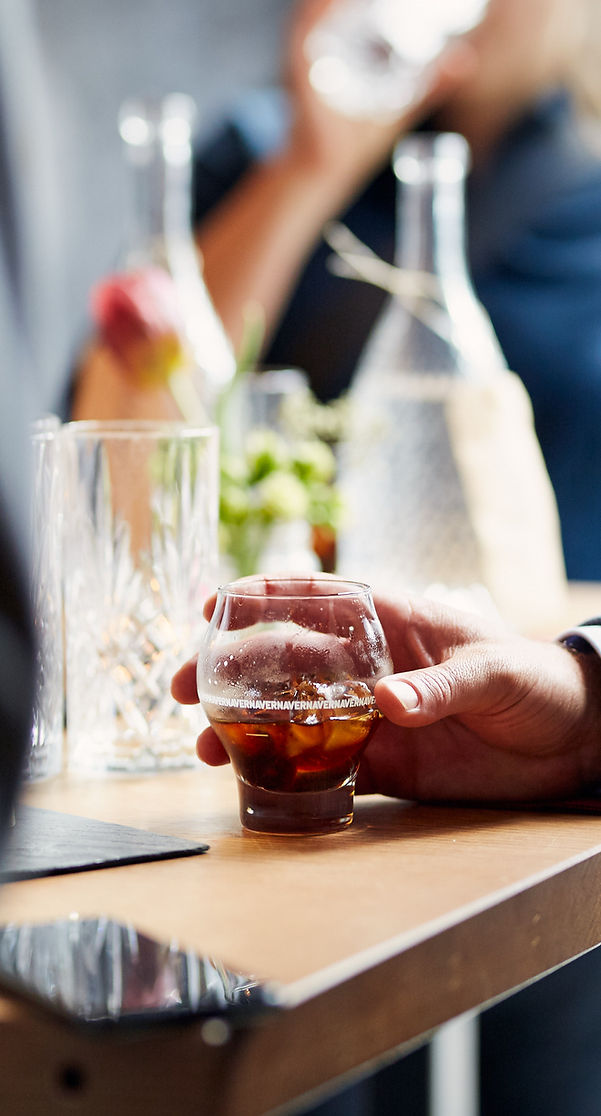 Gast mit Drink im Restaurant Zur Werkstatt Zürich