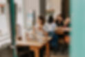 Studentin beim Arbeiten und Kaffee trinken im Restaurant Libelle