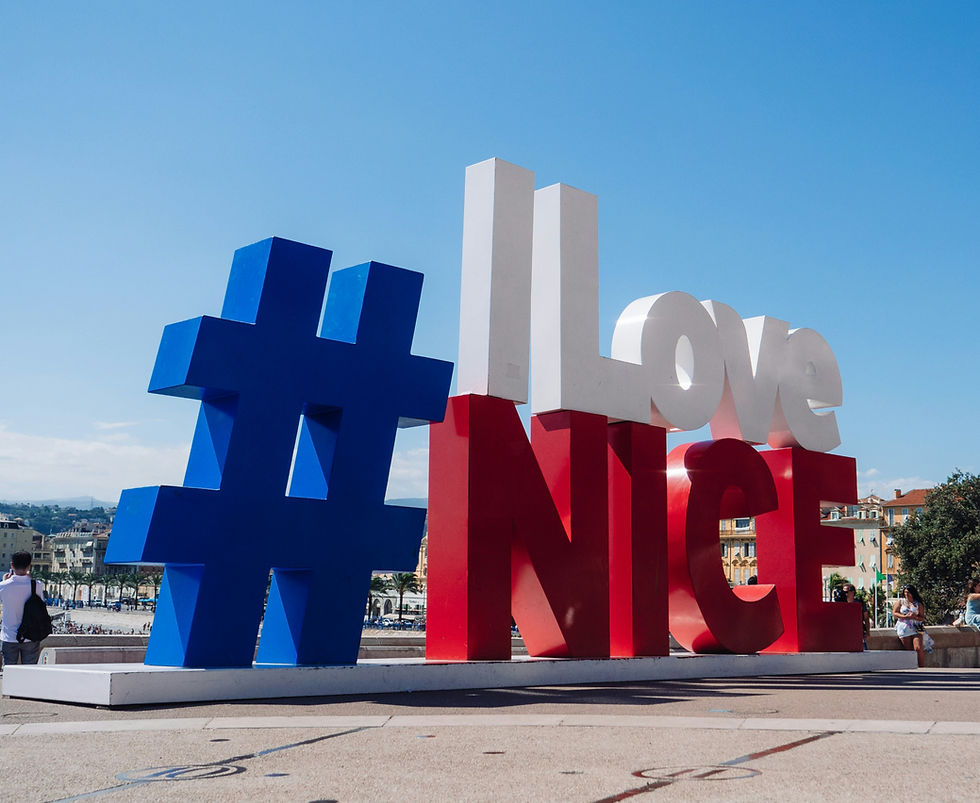 Lettres géantes # I Love Nice dans les couleurs de la France bleu blanc rouge