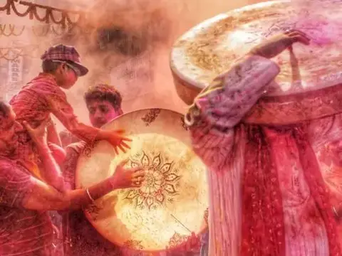 holi fête des couleurs en inde avec des enfants recouverts de poudres colorées jouant des instruments