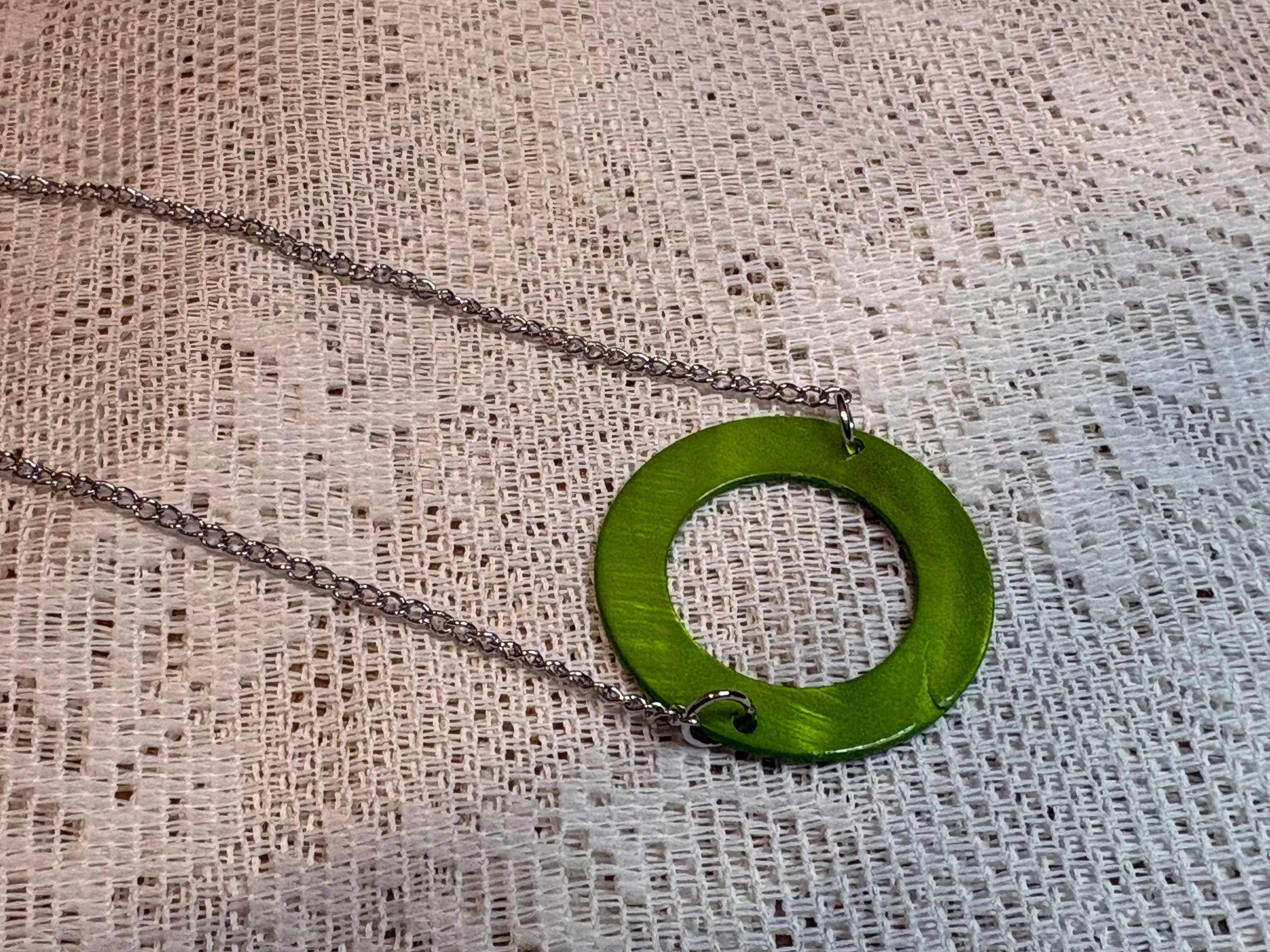 Green pearlescent choker