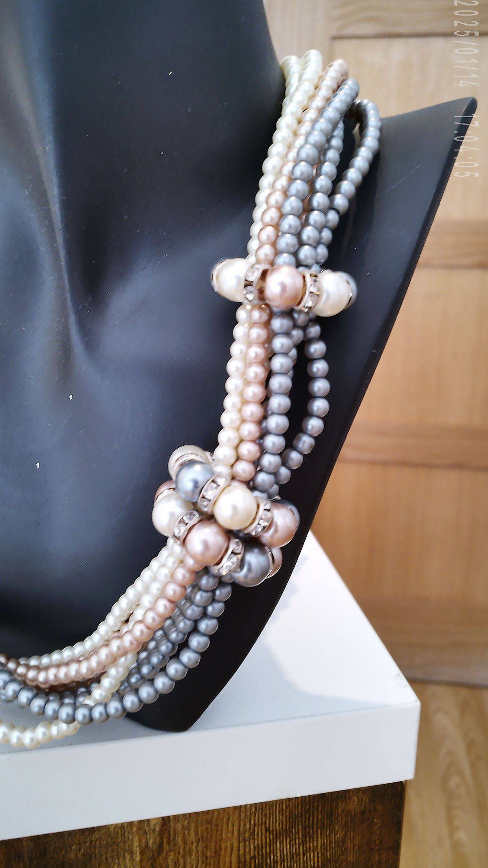 The Alana Pearls make a lovely tri-coloured necklace set. With matching earrings to complete the look.