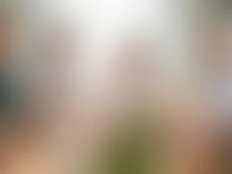 Rodzinny obiad z okazji Dnia Mamy przy elegancko nakrytym stole - uśmiechnięci bliscy wspólnie spędzają czas w ciepłej, domowej atmosferze.