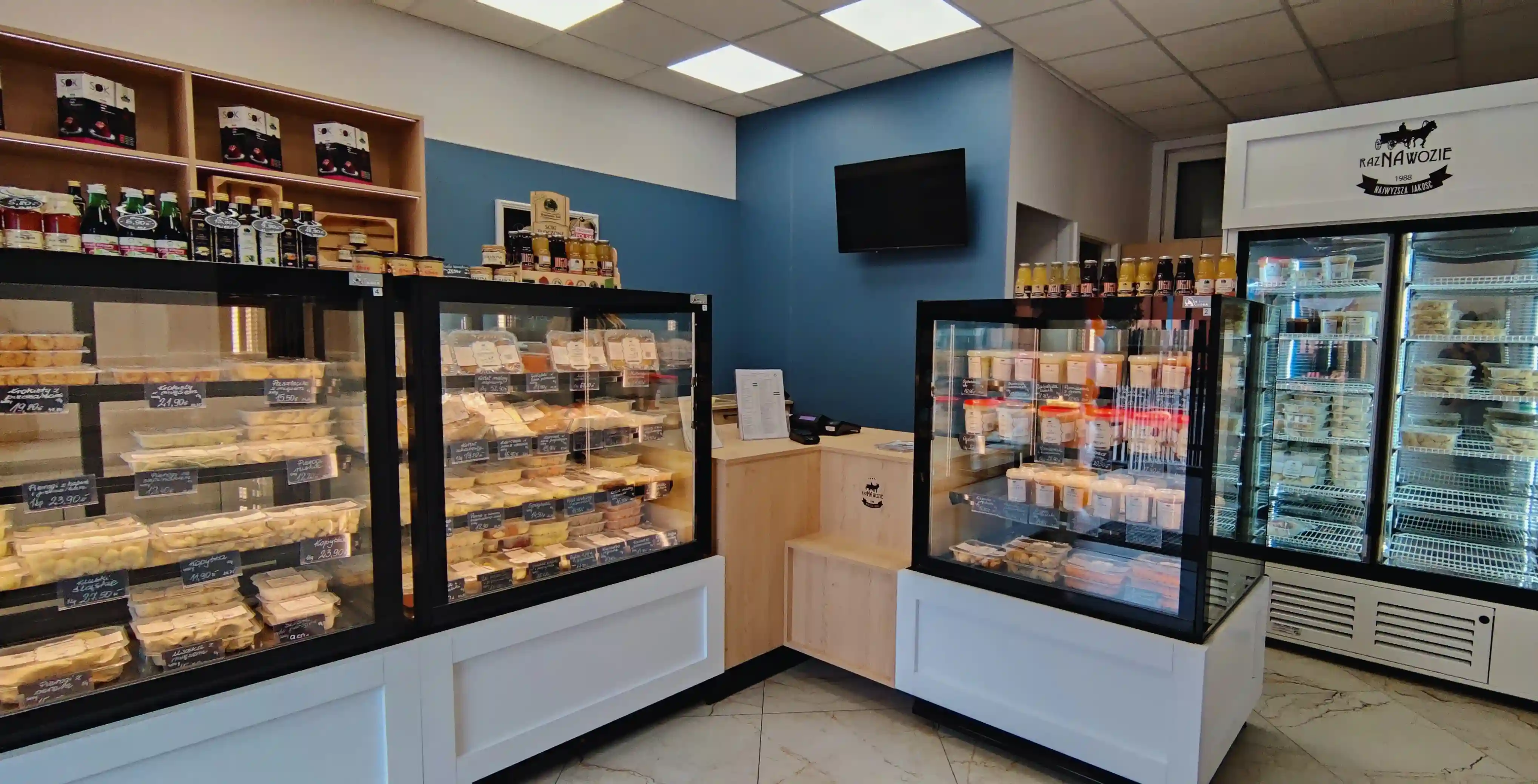 Domowe obiady Łódź Andrzejów, lada z gotowymi daniami w sklepie Raz na Wozie Rokicińska