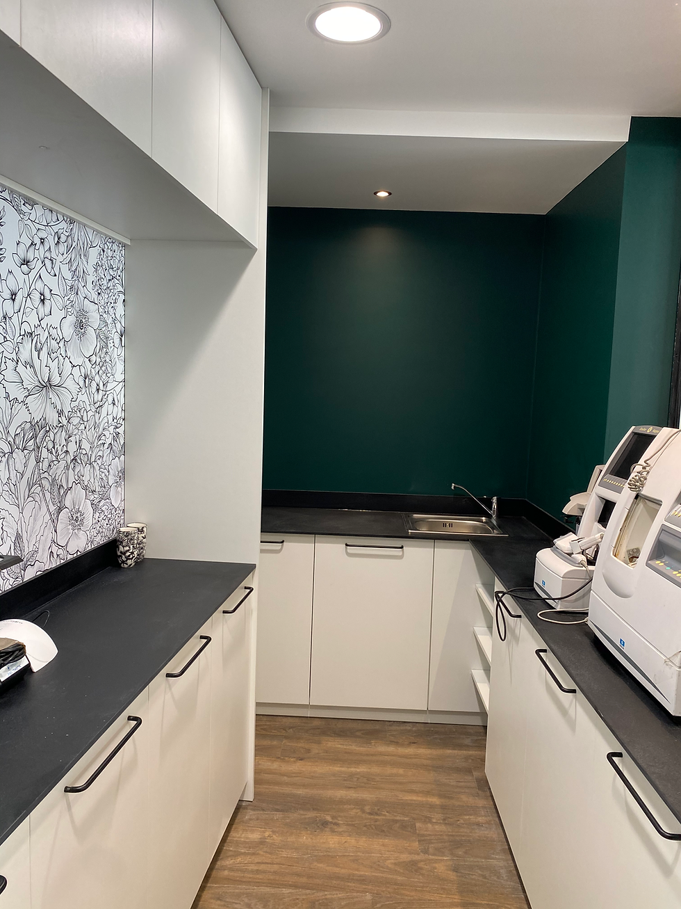 Design magasin opticien avec espace d’accueil et mobilier sur mesure