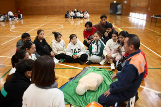 応急手当 講習、緑ヶ丘スポーツ公園小体育館 山梨外語学院の生徒