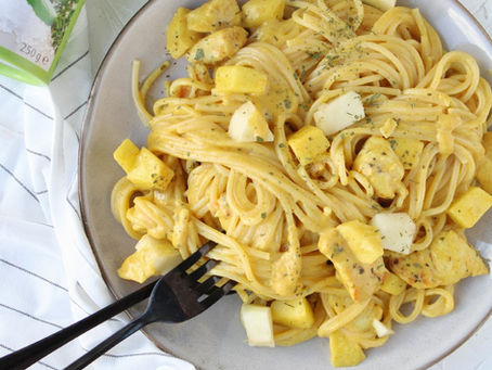 Pasta met curryroomsaus, kip en appel