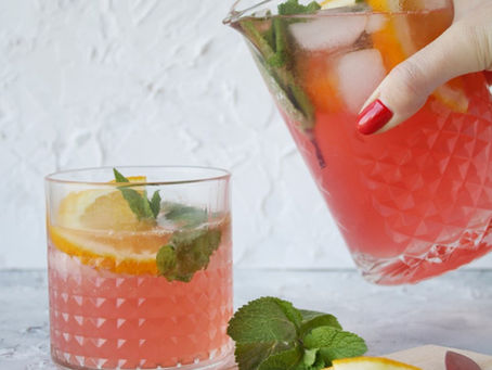 Mocktail met cranberry, sinaasappelsap en tonic