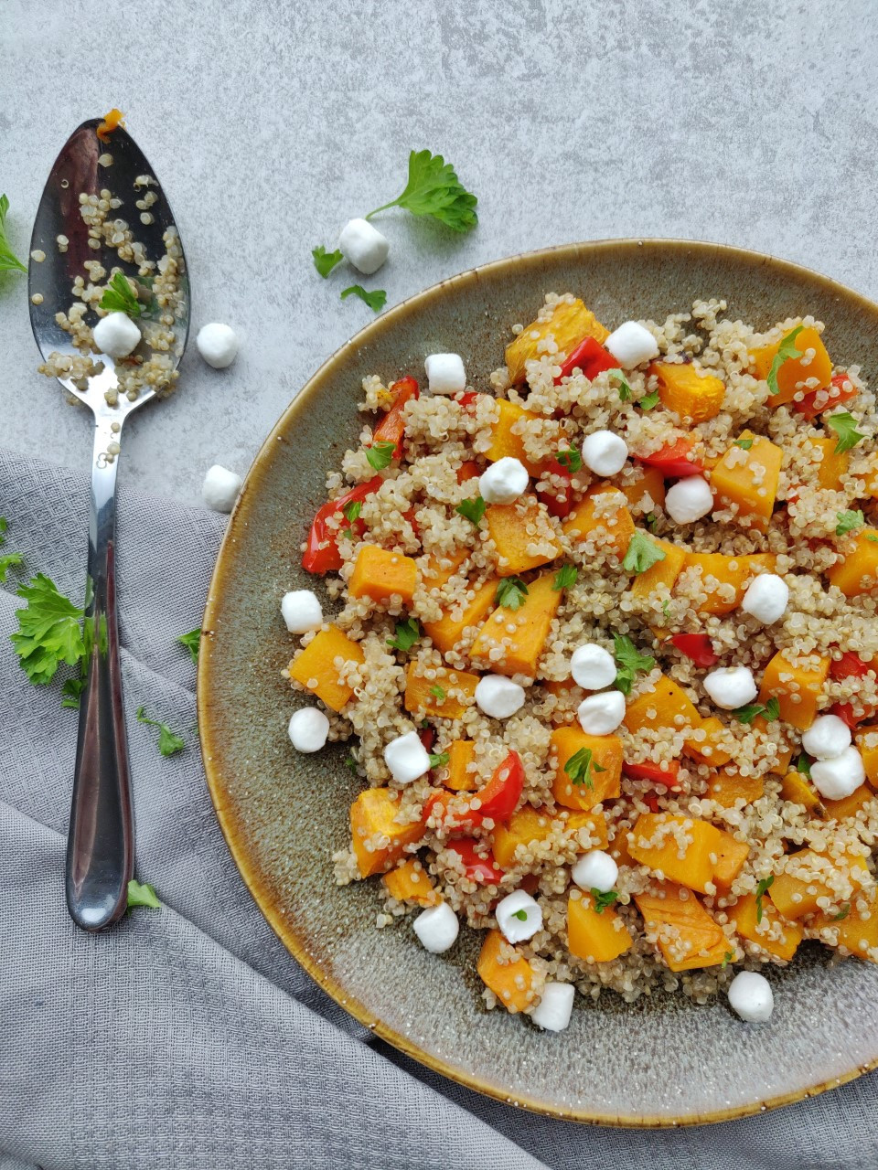 Quinoa Met Pompoen Zoete Aardappel Paprika En Geitenkaas