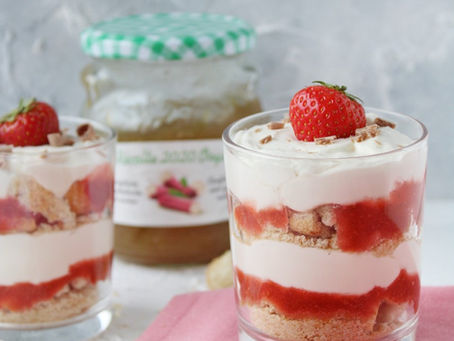 Cheesecake in een glaasje met rabarber en aardbei