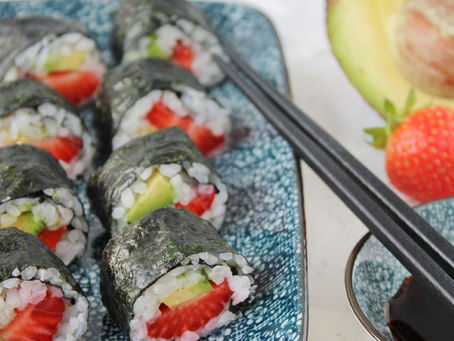 Sushi met aardbei en avocado