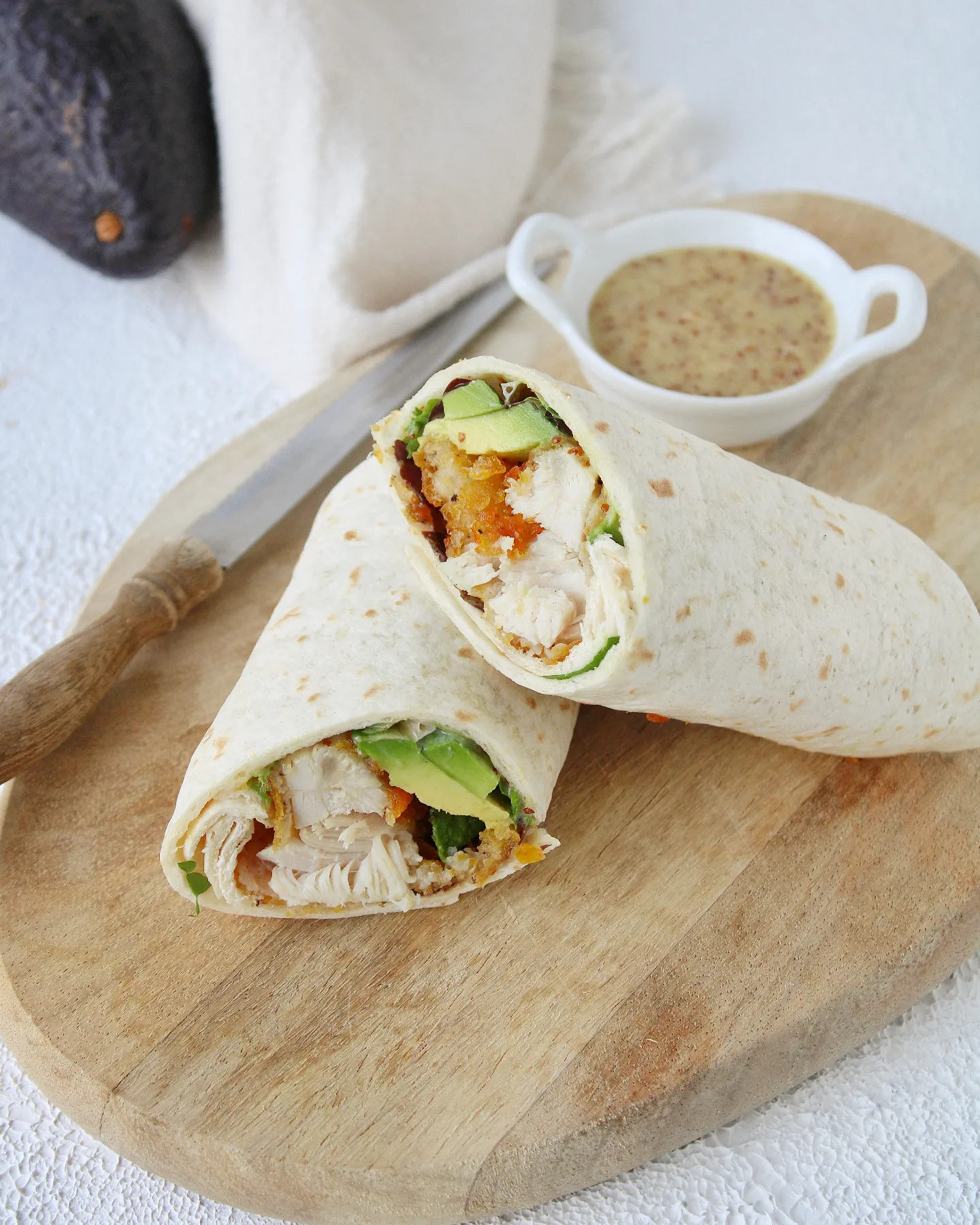 Wrap crunchy kip met avocado en honing mosterd saus