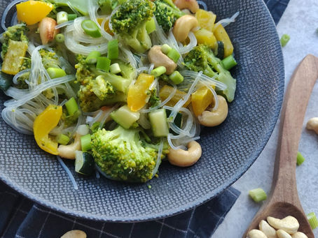 Wok met broccoli, cashewnoten en glasnoedels