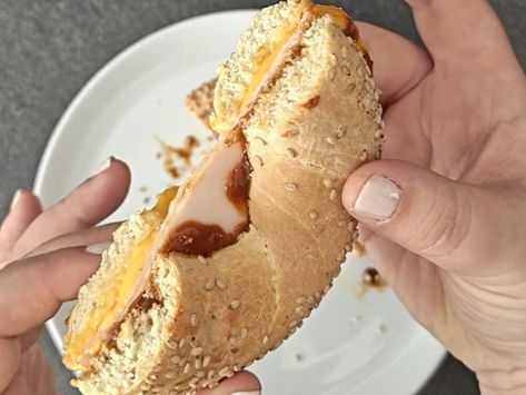 Bagel met kip, cheddar en bbqsaus
