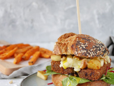 Notenburger met brie, appel en honingmosterd dressing
