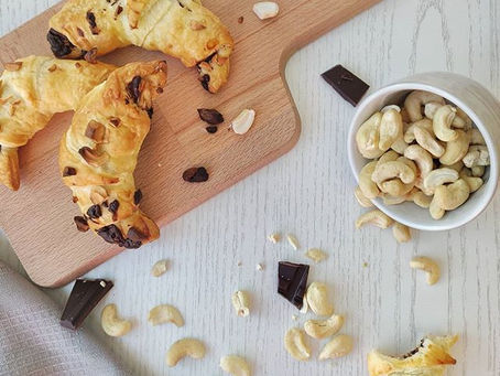 Croissants met pure chocolade en cashewnoten