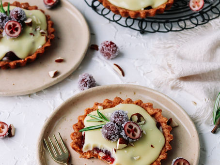Zandtaartje met een vulling van witte chocolade en cranberry