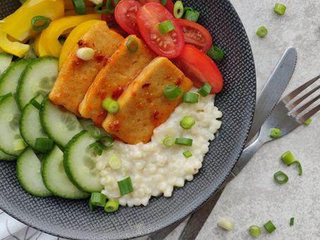 Parelcouscoussalade met tofu