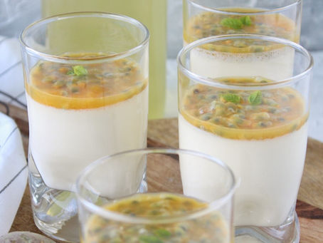 Panna cotta van vlierbloesem met passievrucht