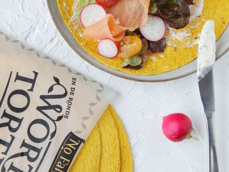 Snelle lunch, wrap met kruidenkaas, gerookte zalm en groentjes