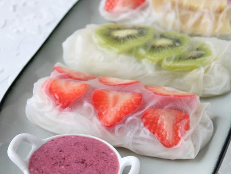 Lenterolletjes met fruit en dipsaus