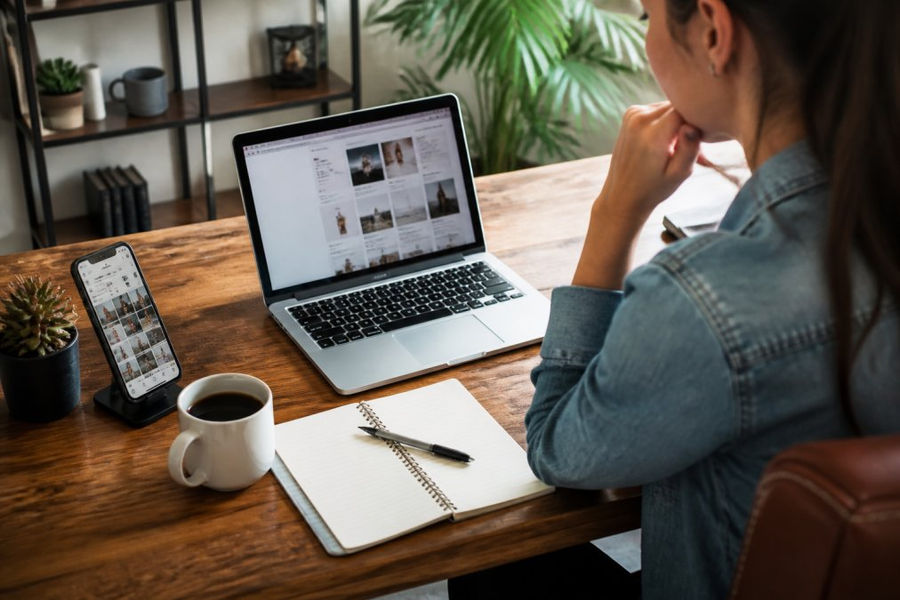 A desk setup visualizing the 8 essential online business tools for beginners to build and manage a new company.
