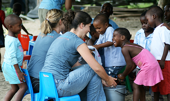 va-whypayvolunteerabroad-photo2-14587252