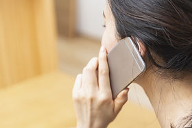 電話している女性