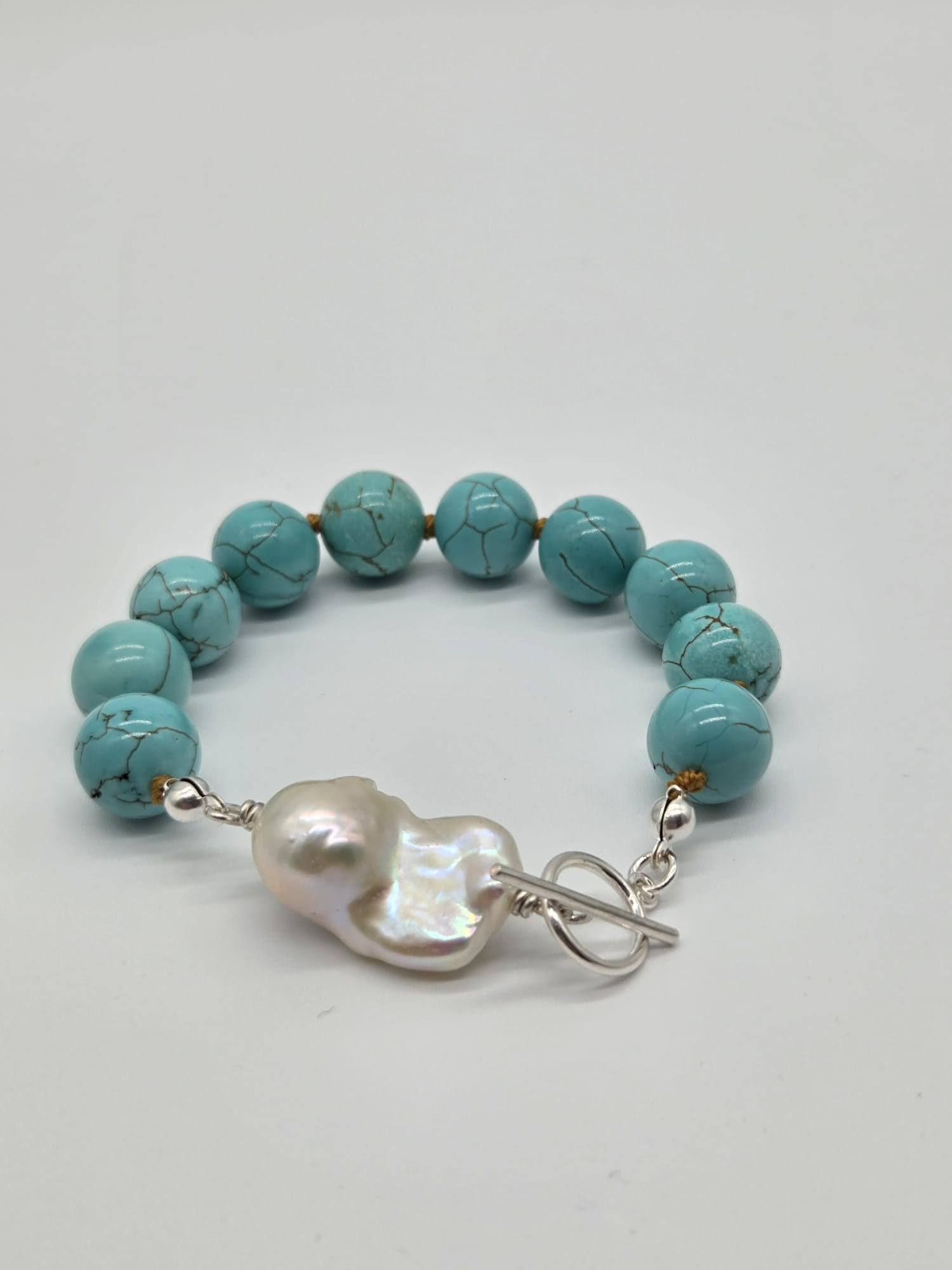 Dyed Howlite & baroque pearl bracelet