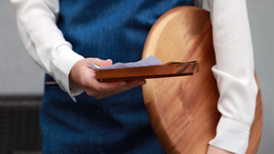 Gorjetas espontâneas a garçons, sem qualquer ingerência do restaurante, não integram o salário.