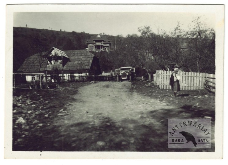 Літня резиденція Казімежа Владислава Бартеля в Дорі, 1930-ті рр. На звороті фотографії олівцем написано: „dom profesora Bartla w Dorze” («будинок професора Бартеля в Дорі»). Джерело: Antykwariat „Rara Avis”, 145 Aukcja Antykwaryczna, Kraków 2025, poz. 620, s. 120–121.