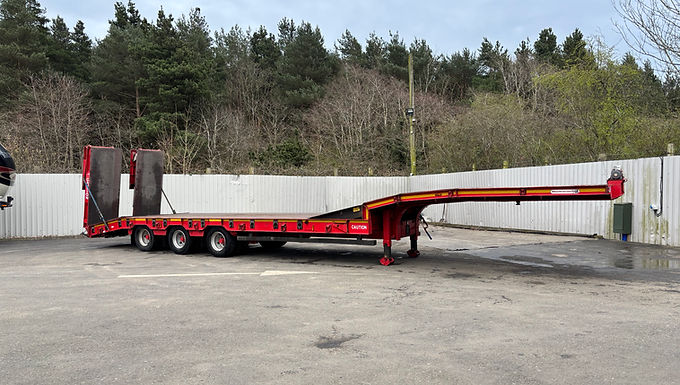 For sale Montracon step frame low loader with lifting ramp to neck