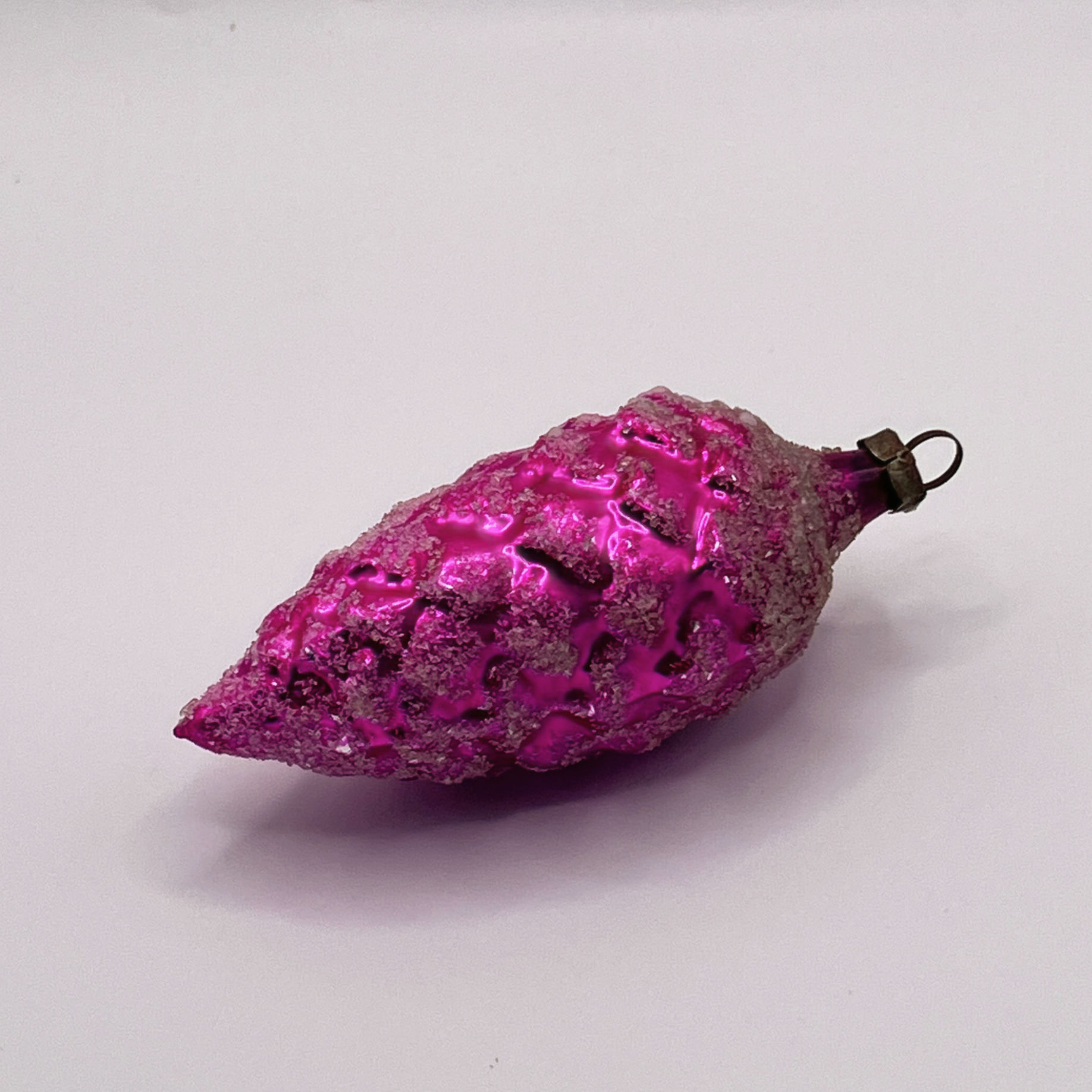 Vintage glazen kerstbal, dennenappel, roze, wit gesuikerd, 8cm
