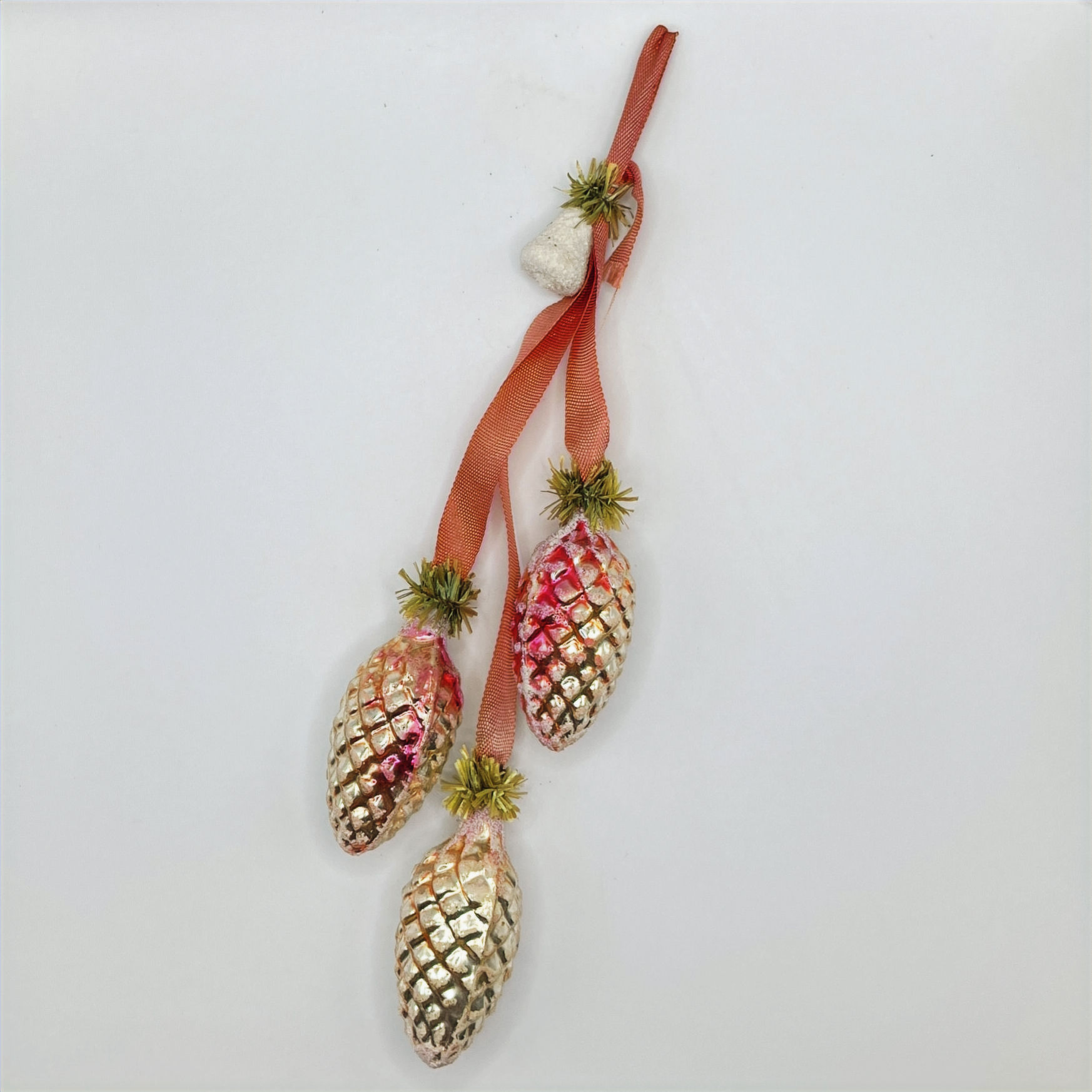 Oude glazen kerstdecoratie, guirlande 3 dennenappels, gesuikerd klokje, 20cm