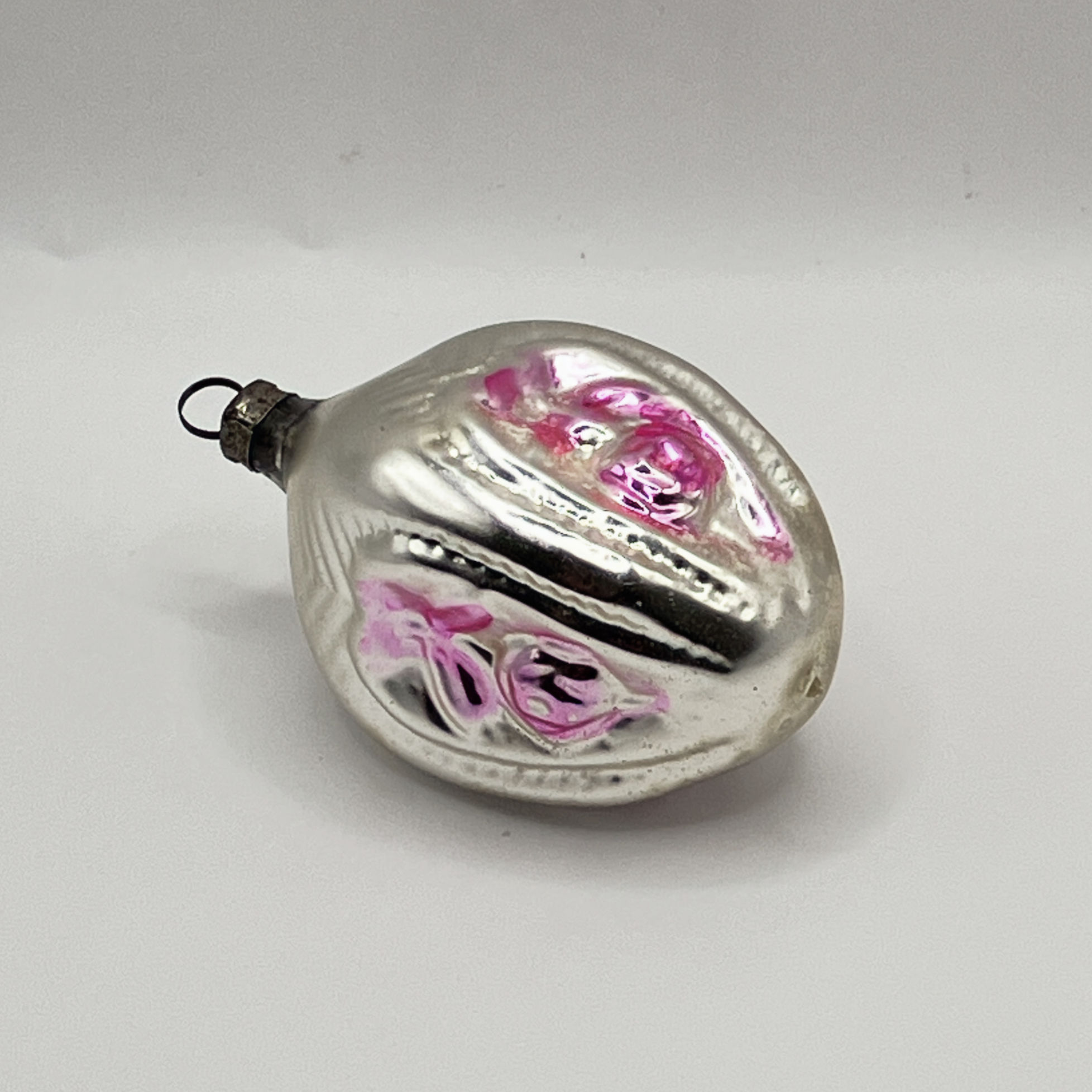 Vintage glazen kerstbal, in reliëf met bloemen, zilver, roze, 6cm