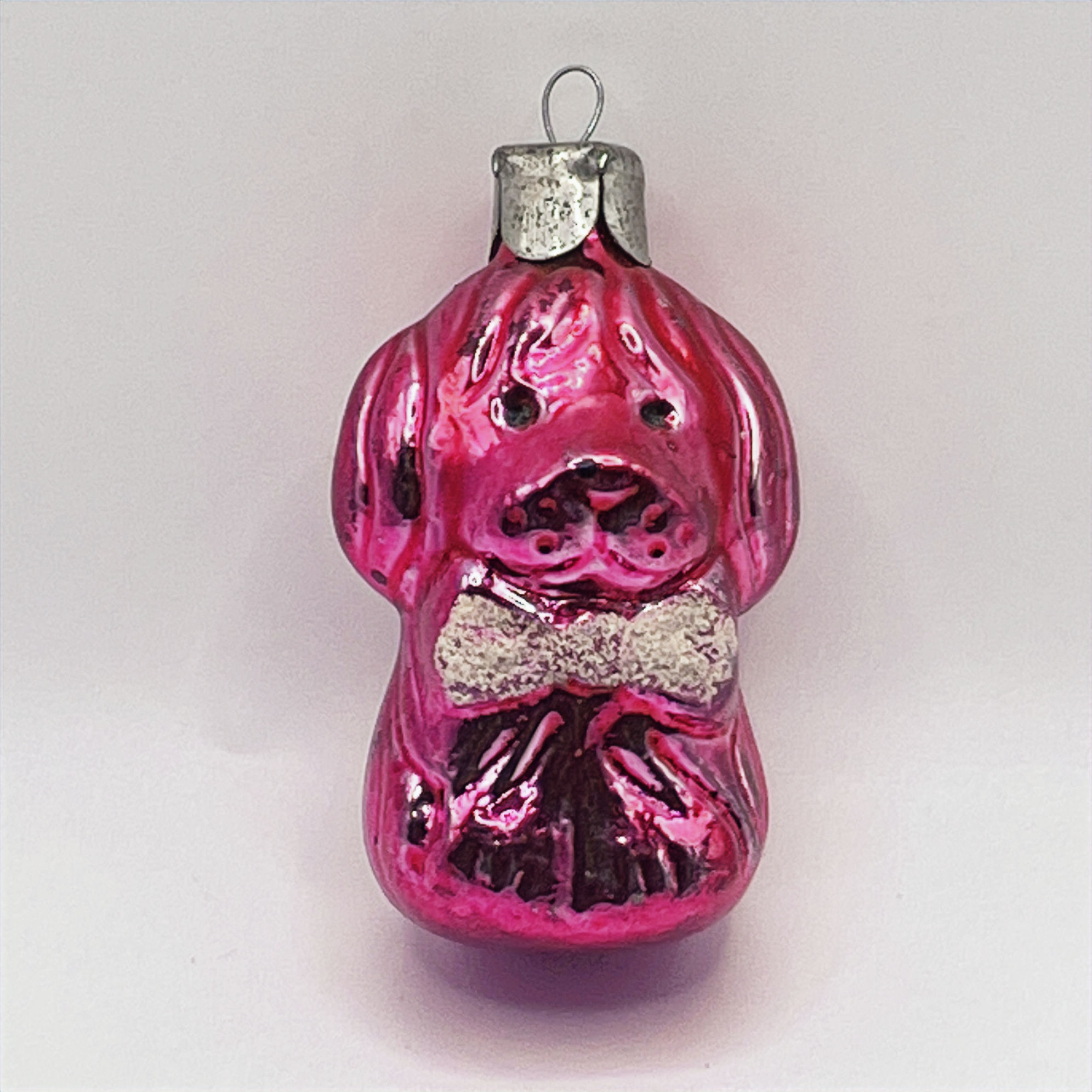 Vintage glazen kerstbal, hondje, roze met wit gesuikerd strikje,  6,5cm