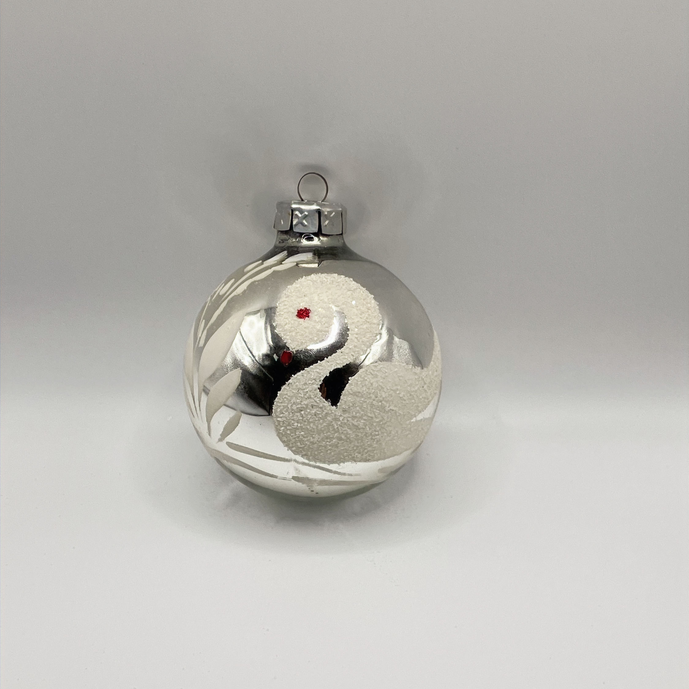 Vintage, glazen kerstbal, zilver met bloem en gesuikerde zwaan, Ø7cm