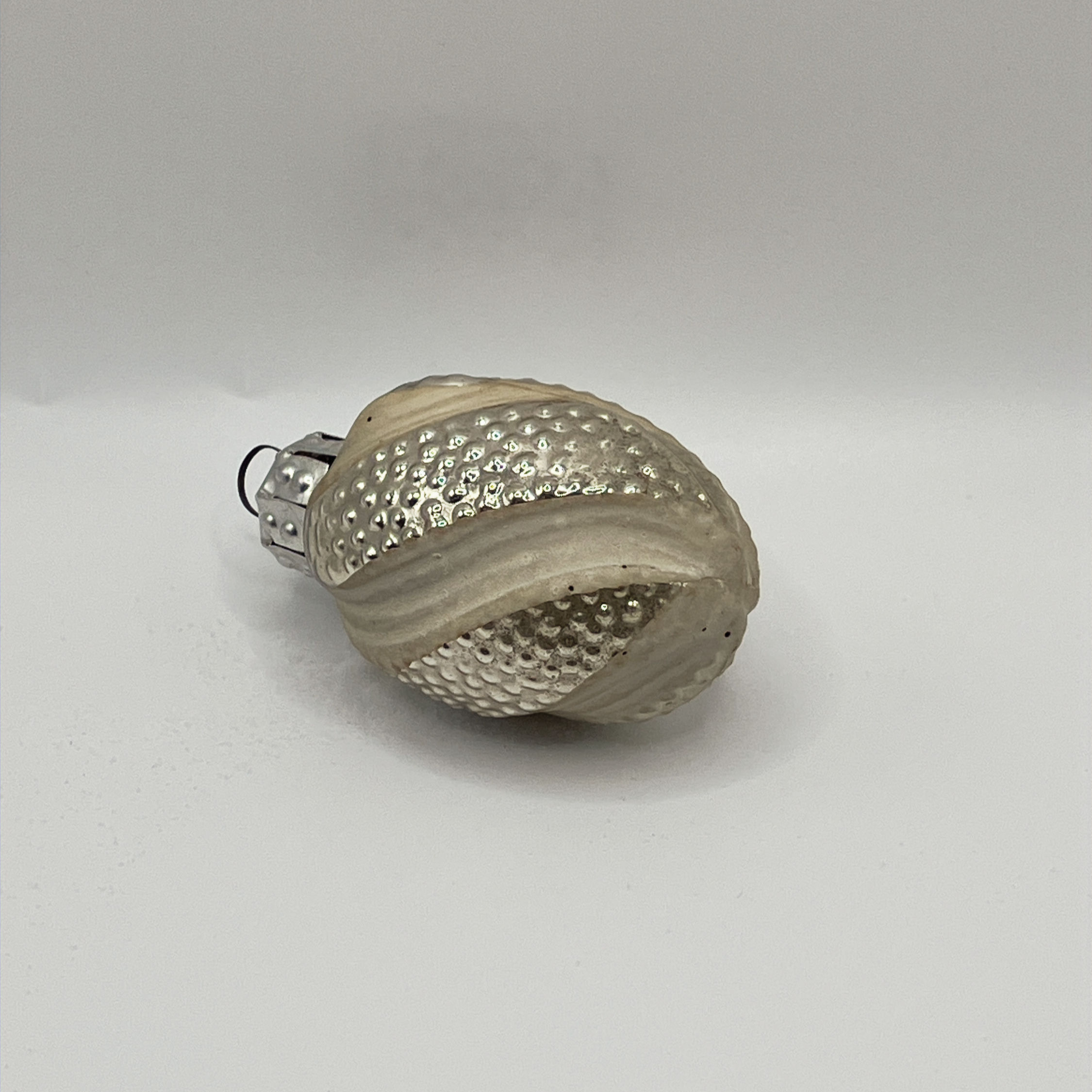 Vintage glazen kerstbal, noot, zilver met wit, 6cm