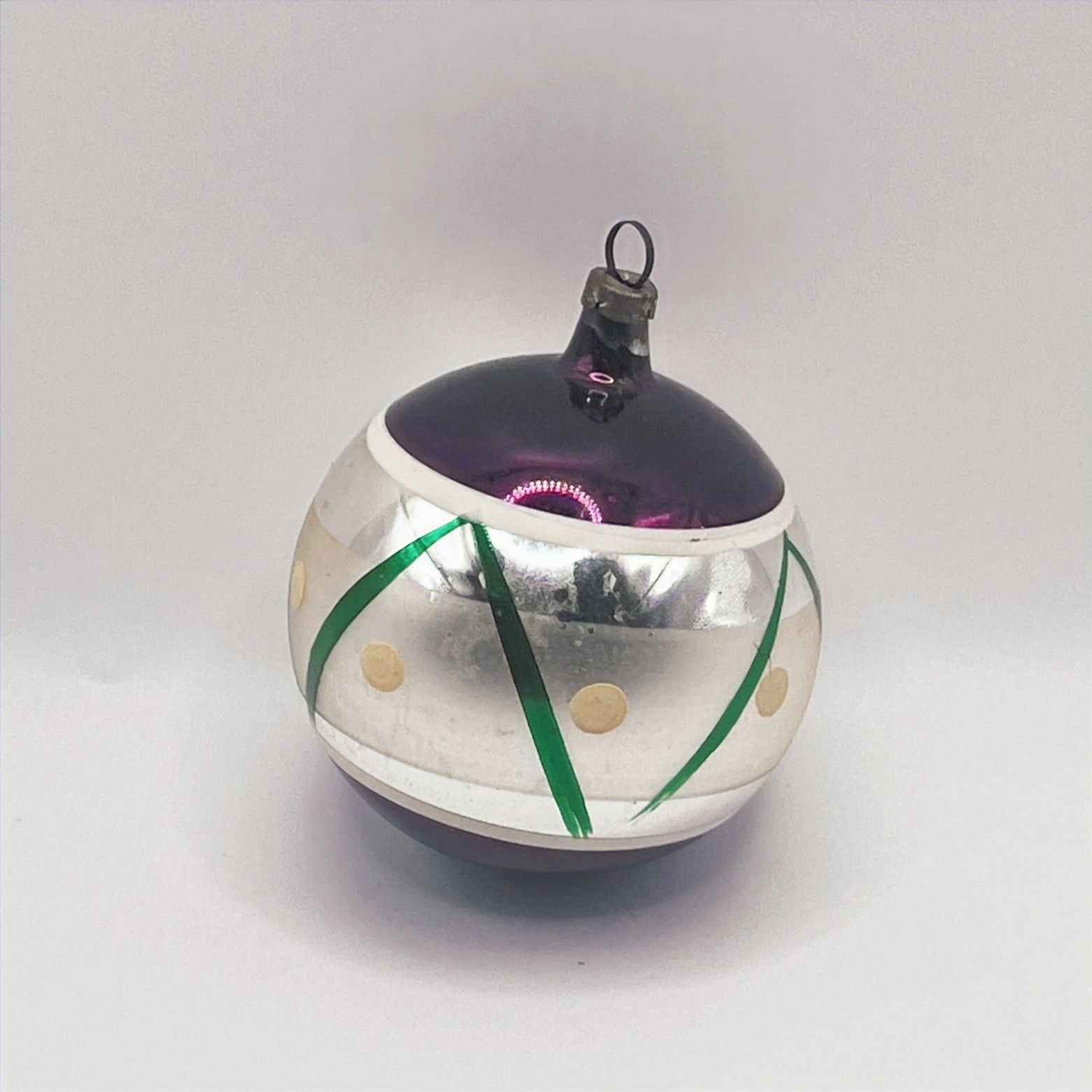 Vintage glazen kerstbal, zilver, donkerpaars en groen met crème stipjes, Ø6cm