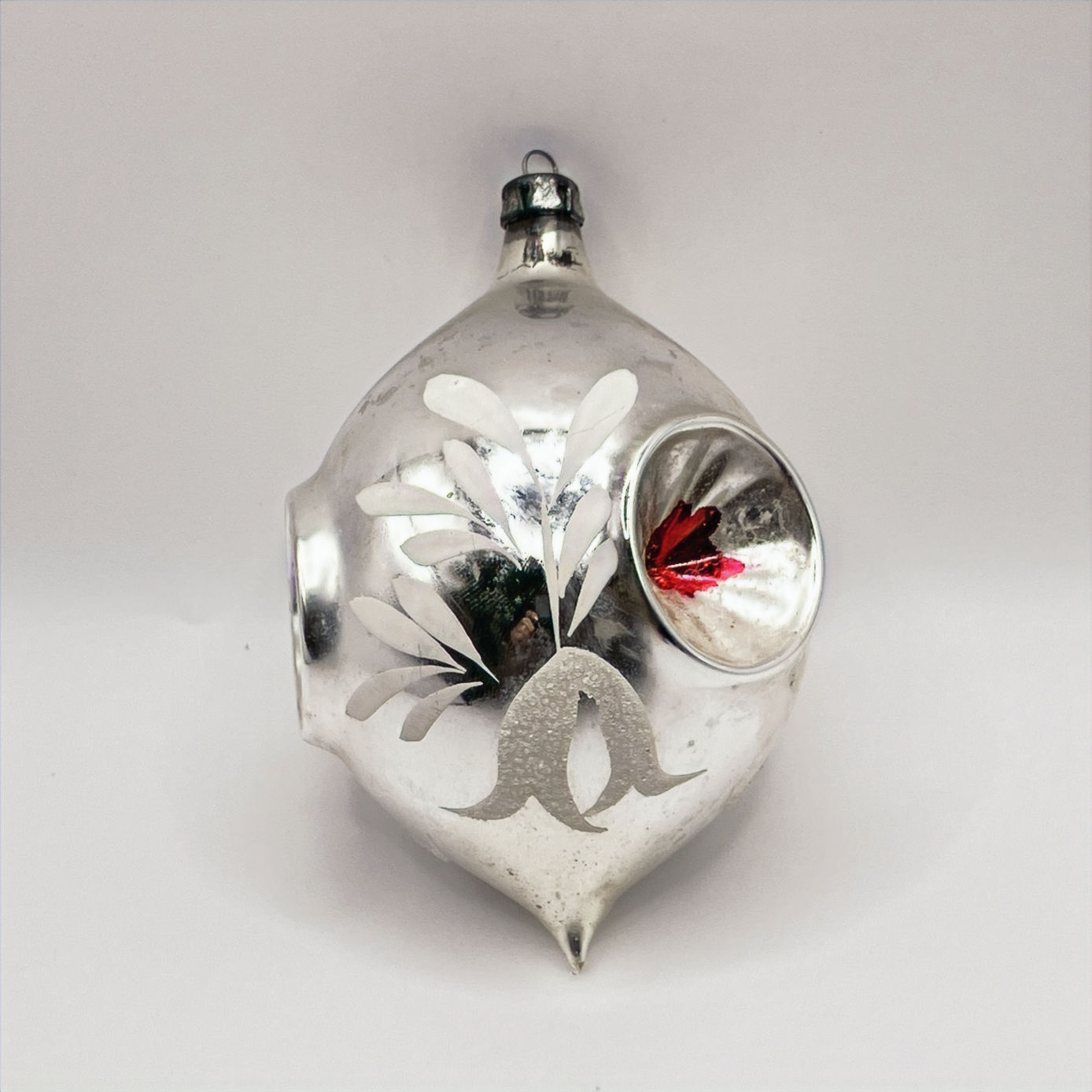 Vintage glazendeukbal met 3 deuken en bloemen, zilver, rood, wit gesuikerd, 11cm