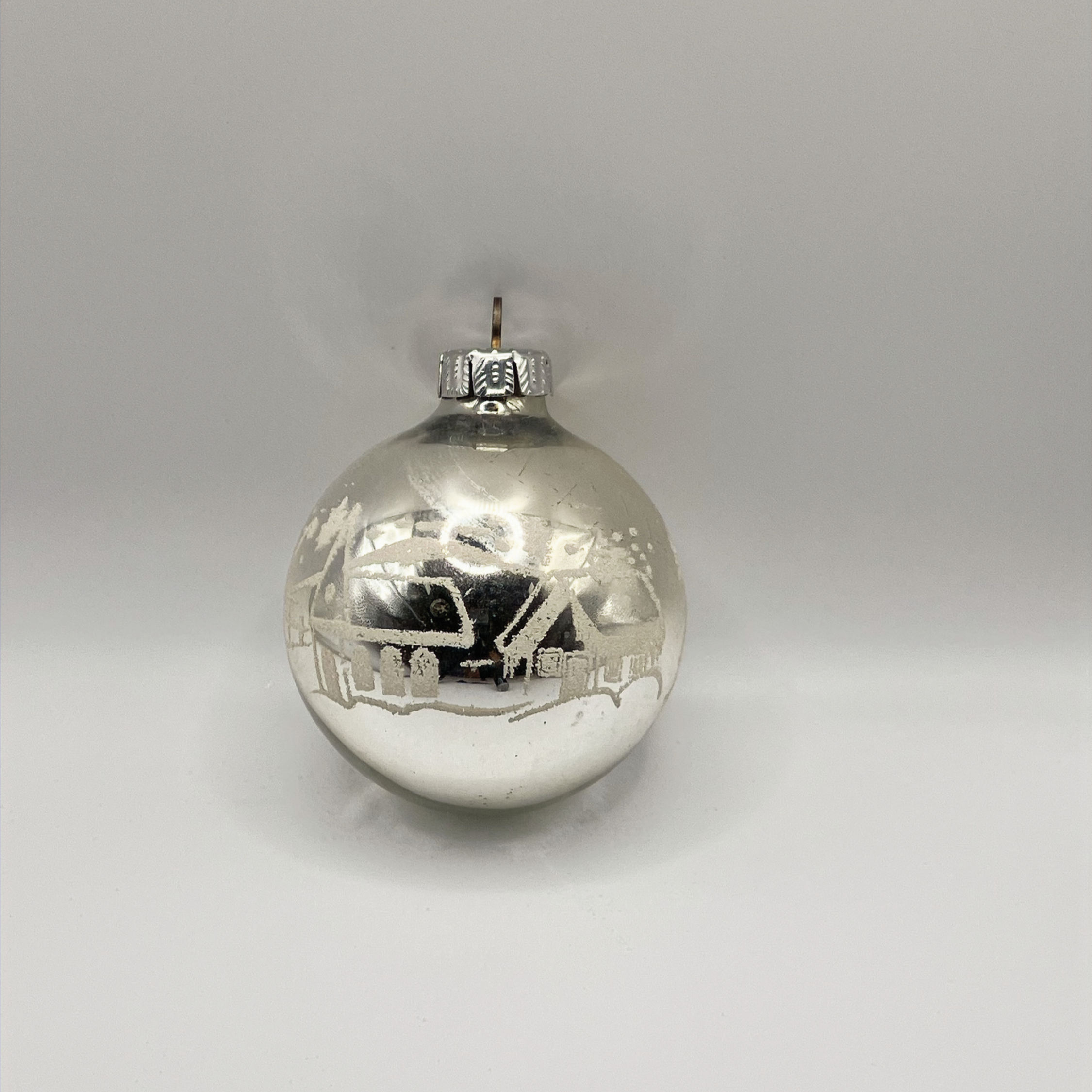 Vintage glazen kerstbal, zilver met gesuikerd kerstdorpje, Ø7cm