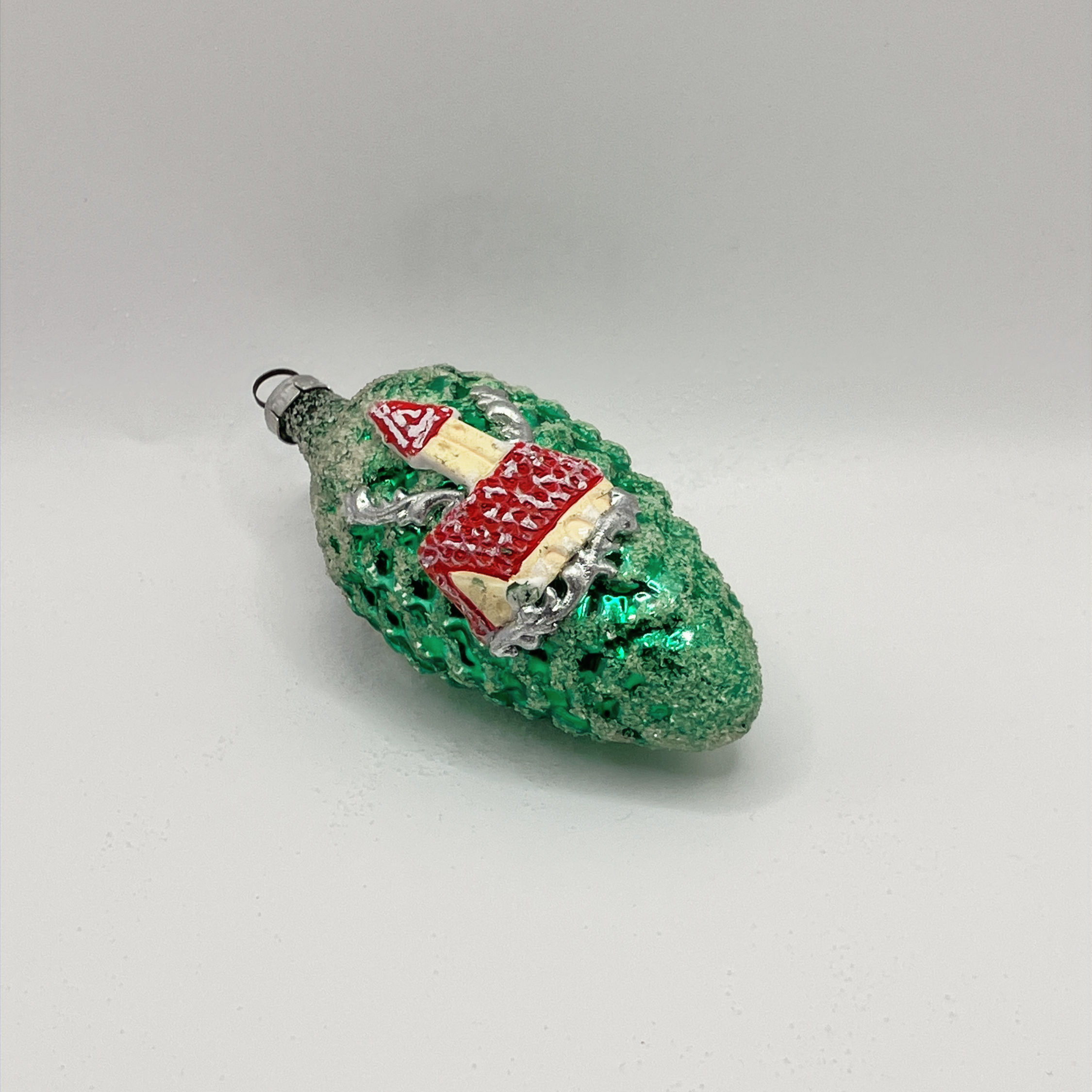Vintage glazen kerstbal, dennenappel, groen met kerkje (wax) gesuikerd, 8,5cm