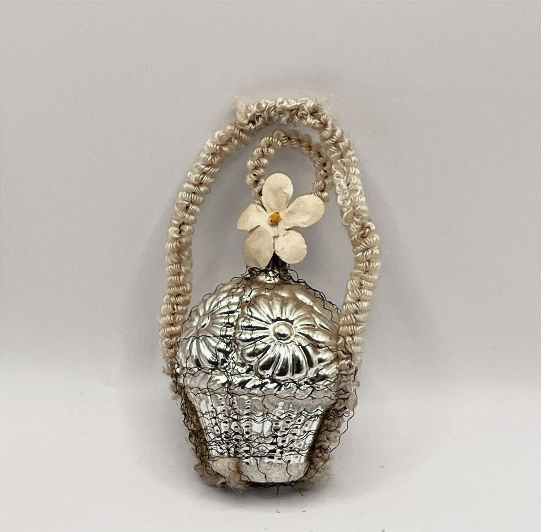 Vintage glazen kerstbal, bloemenmand met chenille en Leonisch draad, 10cm
