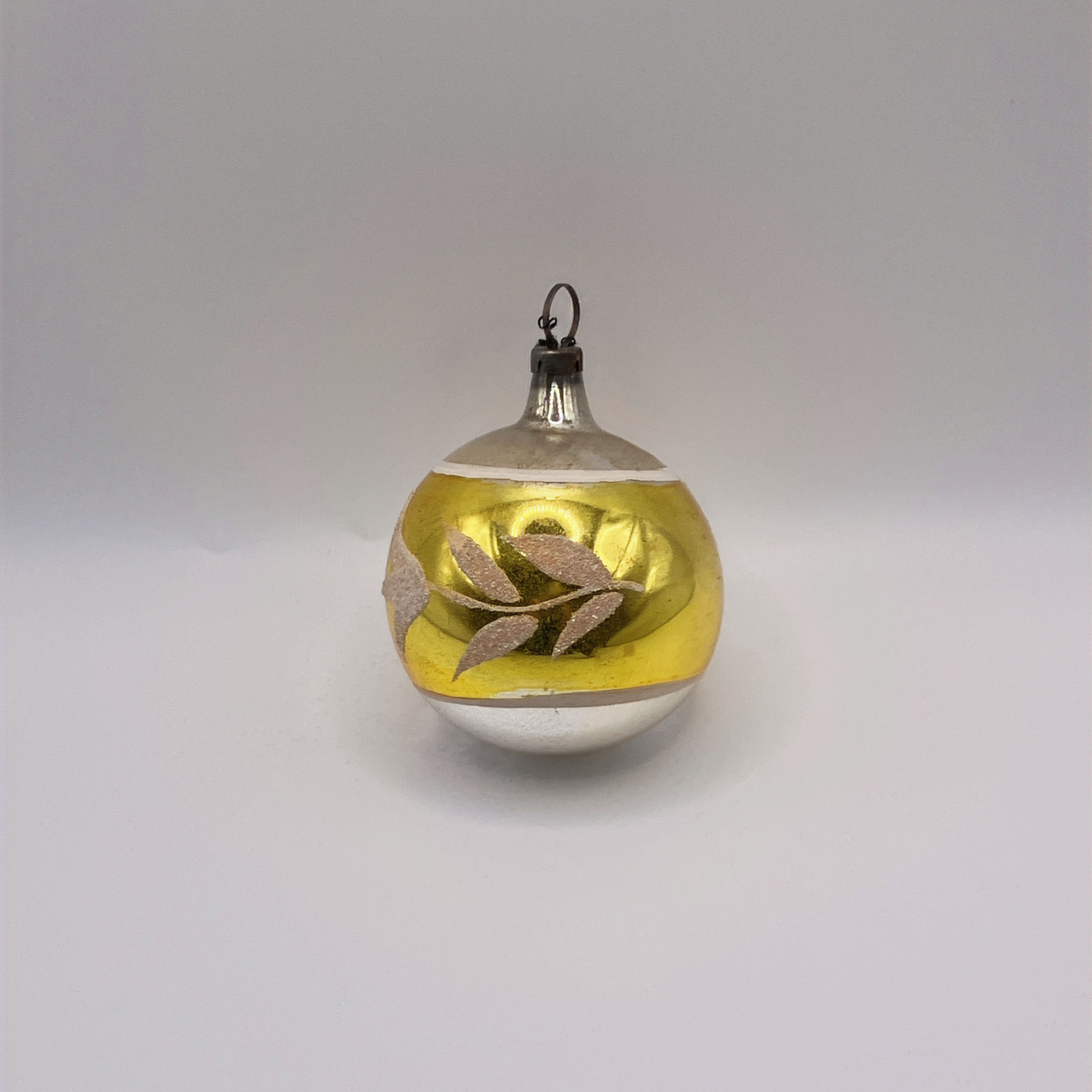 Vintage glazen kerstbal, zilver, goudgeel, wit gesuikerde bloem,Ø5cm