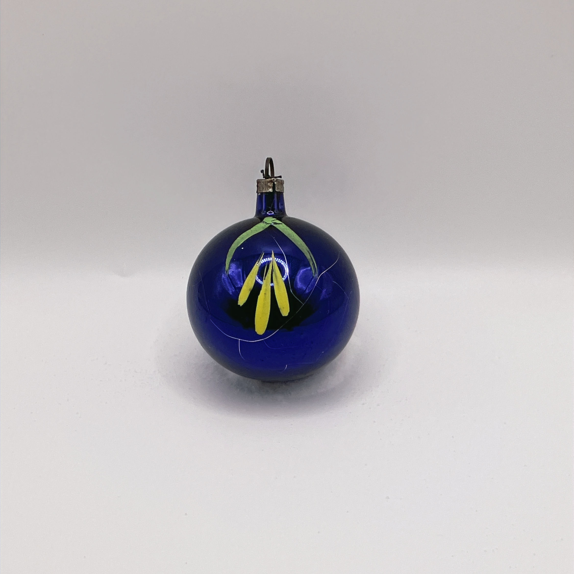 Vintage glazen kerstbal, donkerpaars met gele bloem en groen blad, Ø5cm