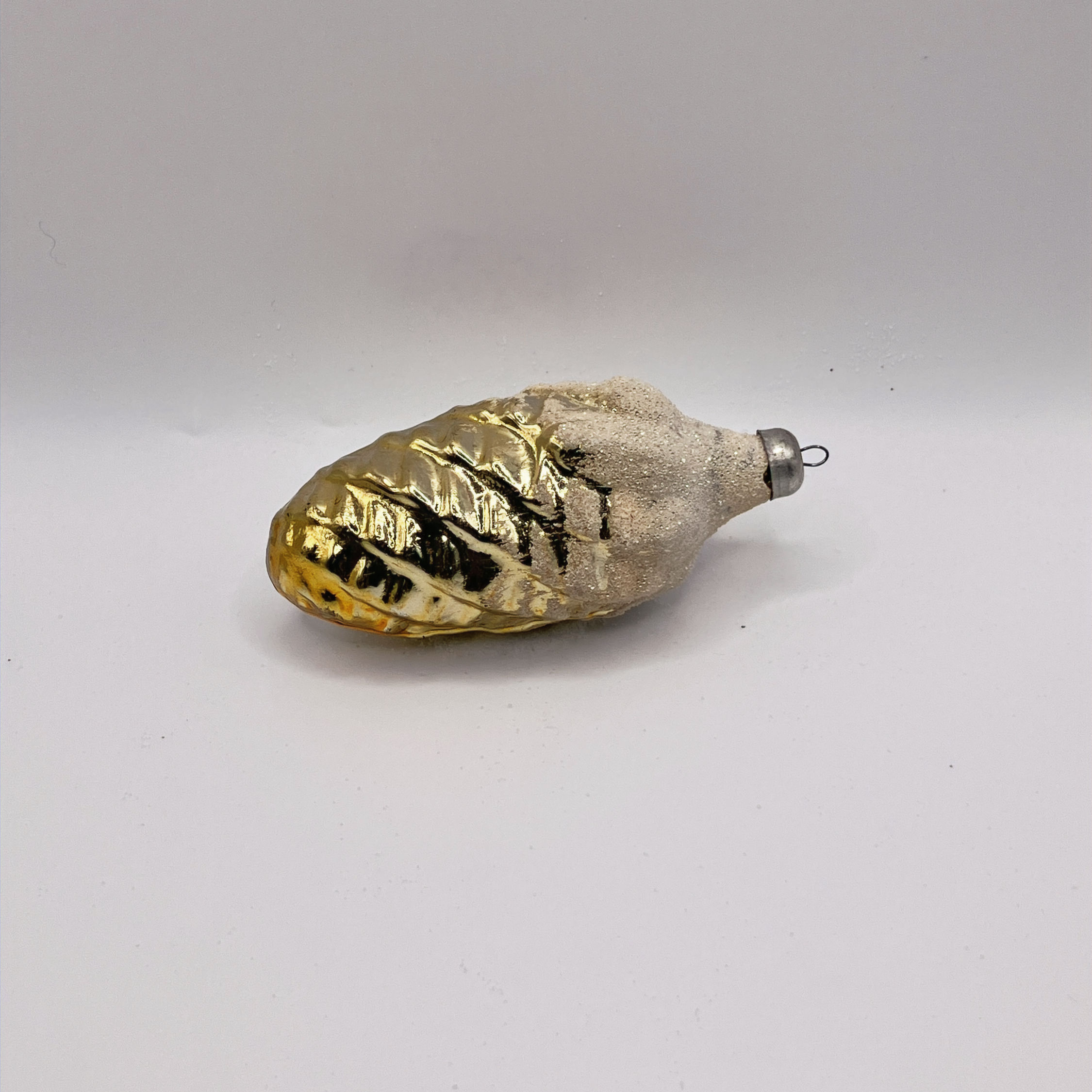 Vintage glazen kerstbal, dennenappel, goudgeel, zilver, gesuikerd blad, 9cm