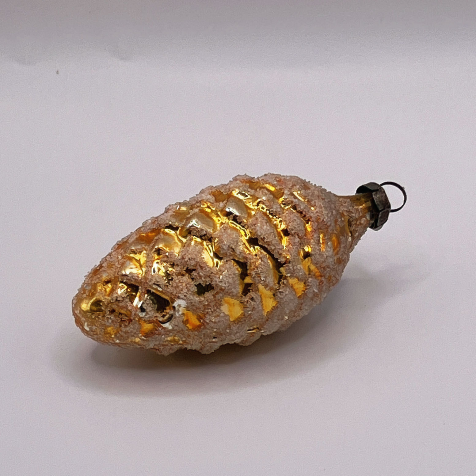 Vintage glazen kerstbal, dennenappel, goud, wit gesuikerd, 7cm