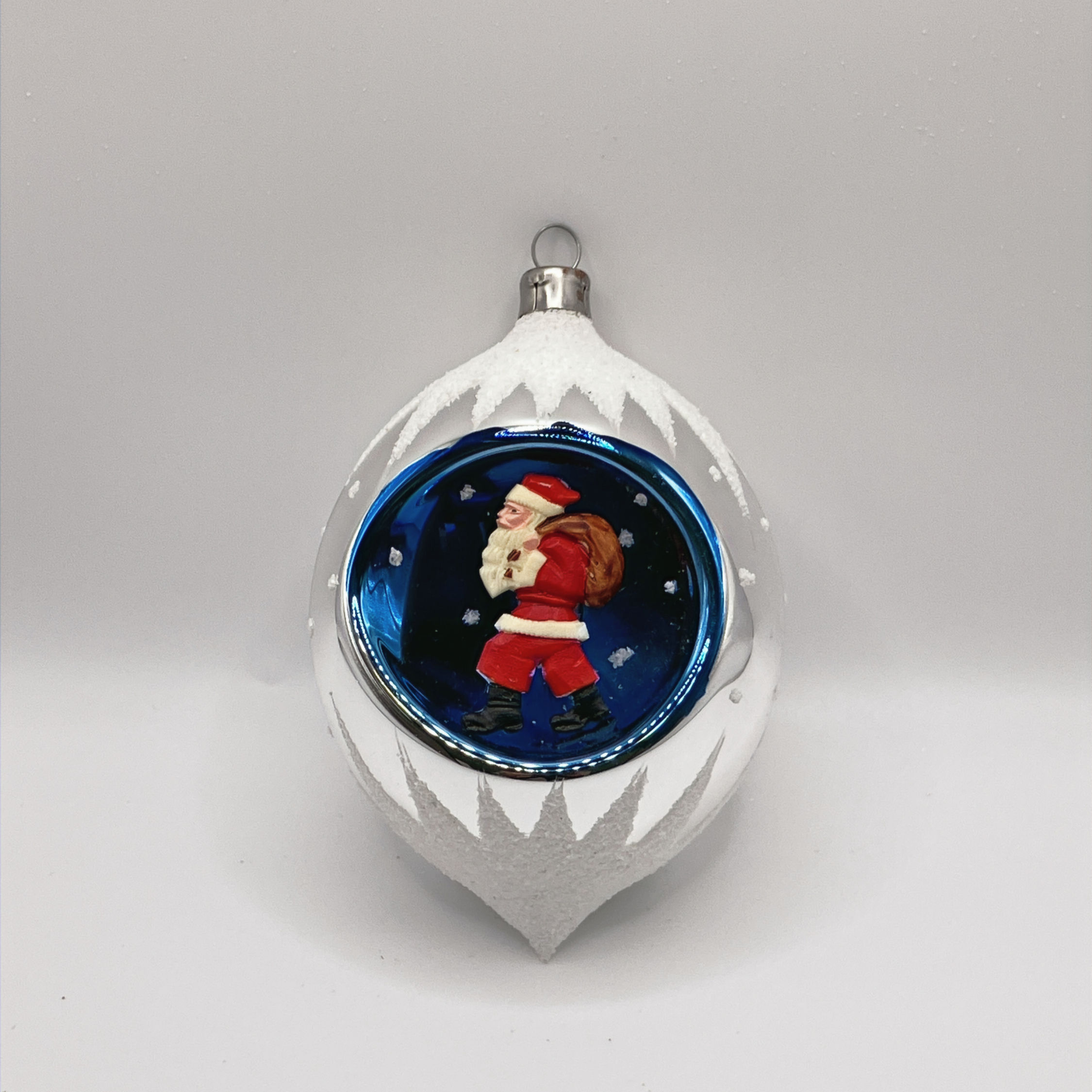Vintage glazen dioramabal met kerstman, zilver, blauw, wit gesuikerd, 11,5cm