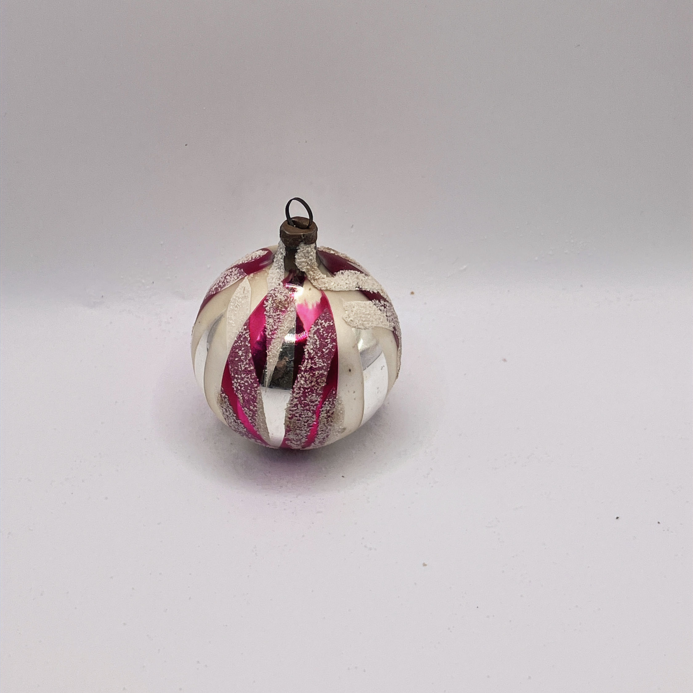 Vintage glazen kerstbal, zilver, roze, wit, gesuikerd, Ø5cm